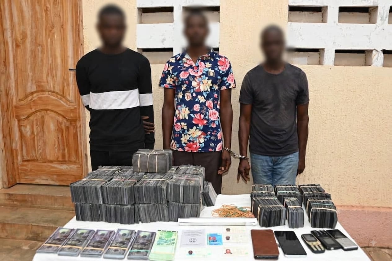 Togo : Trois présumés faussaires interpellés, des millions en faux billets saisis